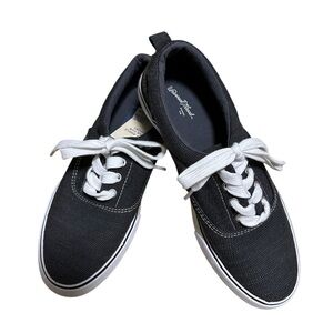 Universal Thread Black Canvas Sneakers with White Laces Size 6